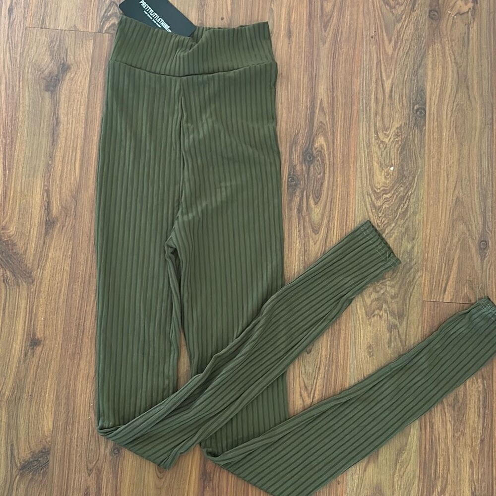 NWT pretty little thing all of color ribbed leggings lightweight￼leggings. Size